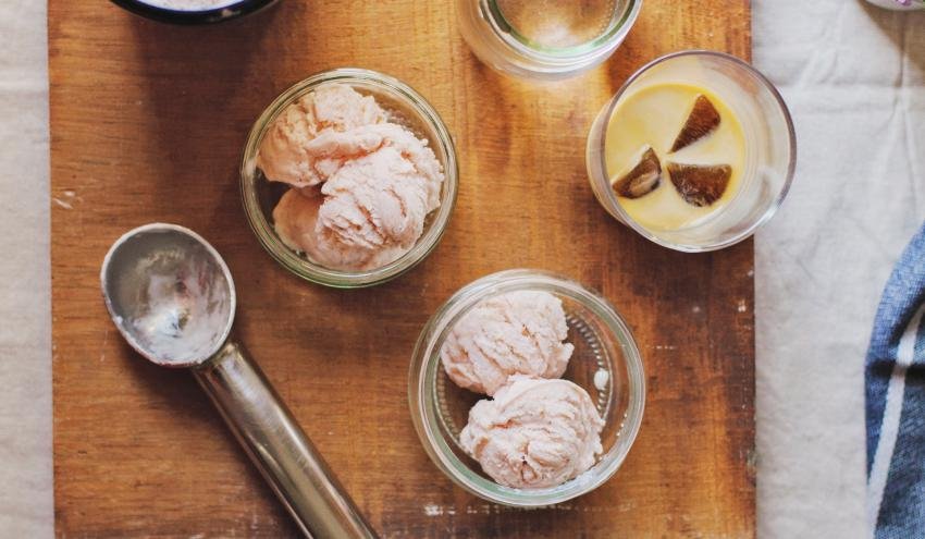Speiseeis als Nachtisch im Diavolo