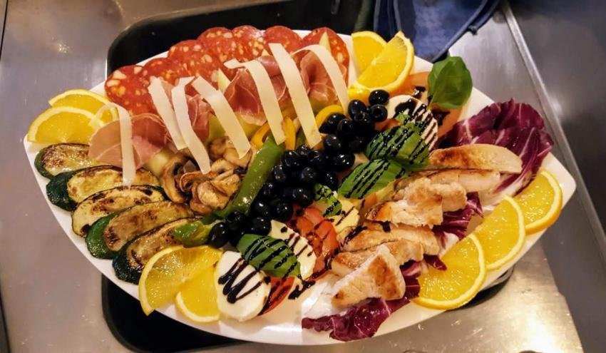 La composizone di antipasti caldi e freddi