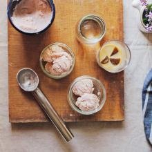 Speiseeis als Nachtisch im Diavolo